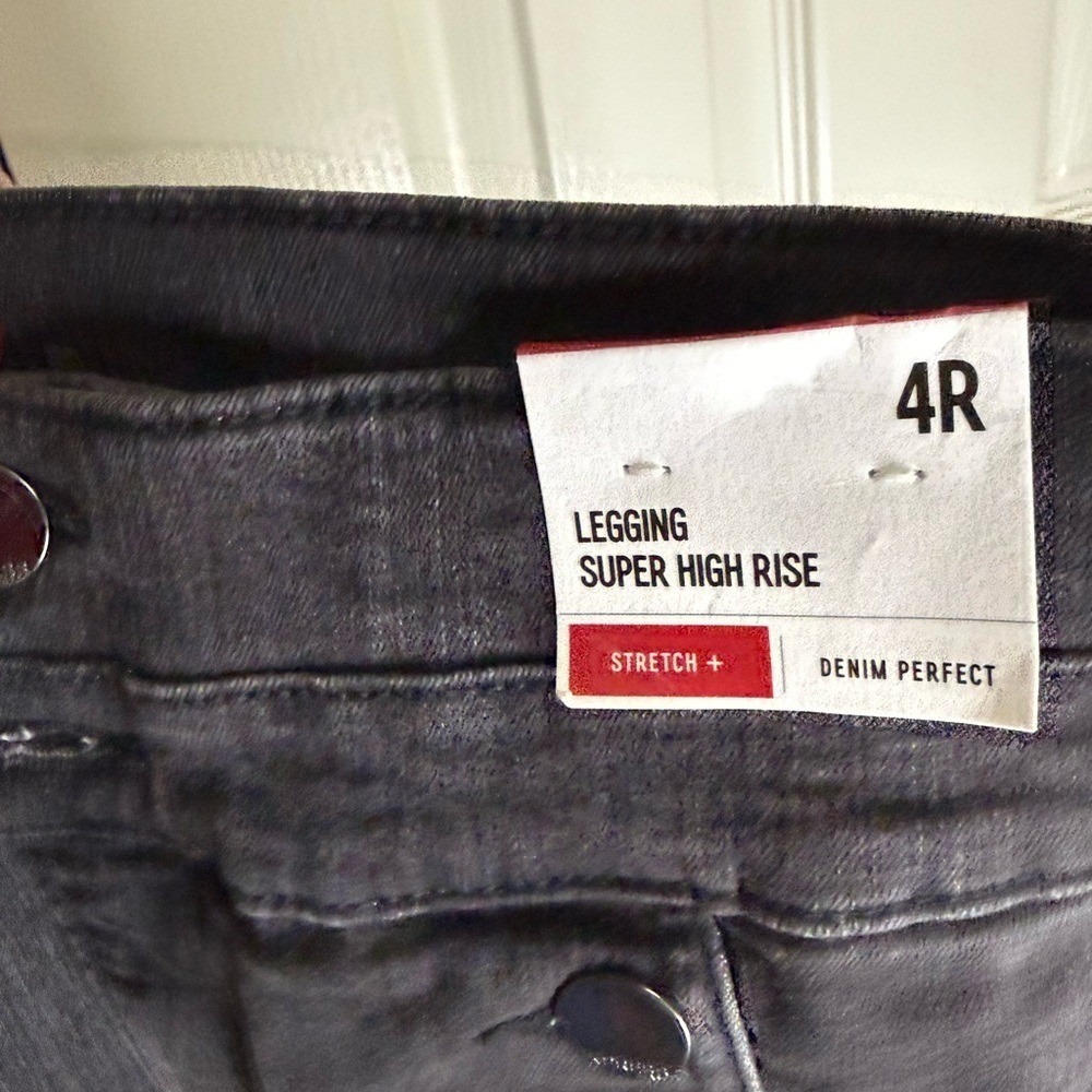 Express Super High Rise Legging Jeans 4R‎ Black Wash Stretch+ Button Denim NWT - Picture 2 of 4